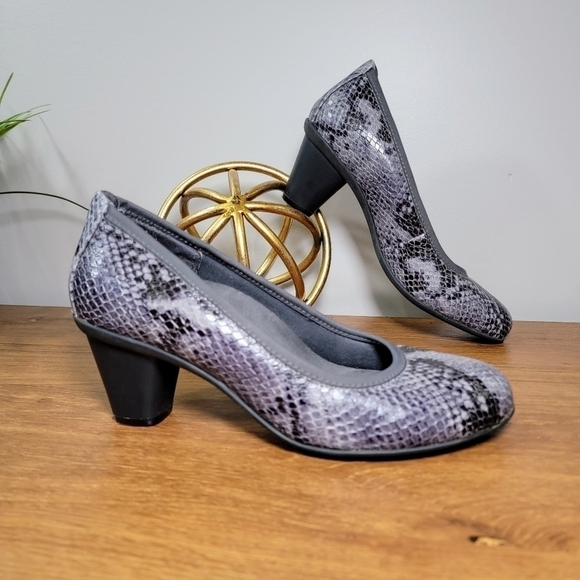 Vionic Gray Snakeskin Print Round Toe Pumps Heels Size 6.5 - Picture 3 of 14